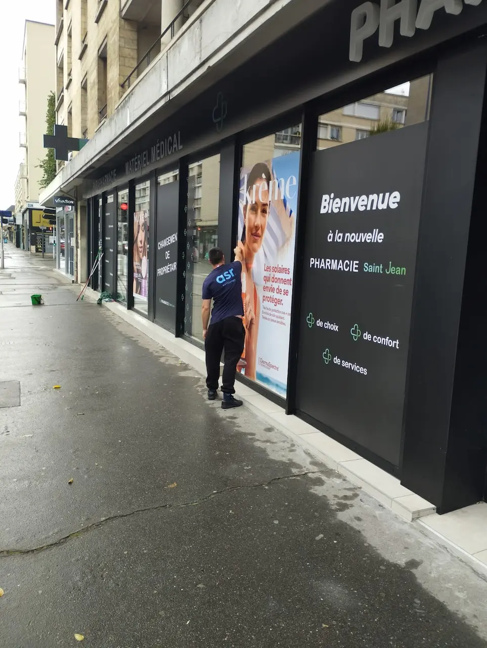 Nettoyage des vitres d'une pharmacie à Caen par PROCLEAN STJ