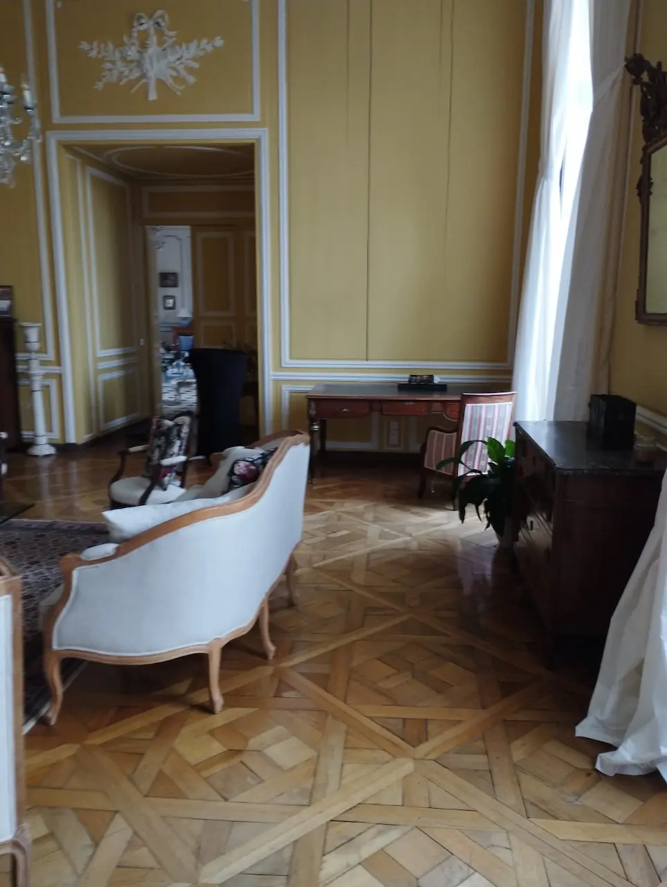 nettoyage des chambres du chateau de villers bocage salon jaune 4