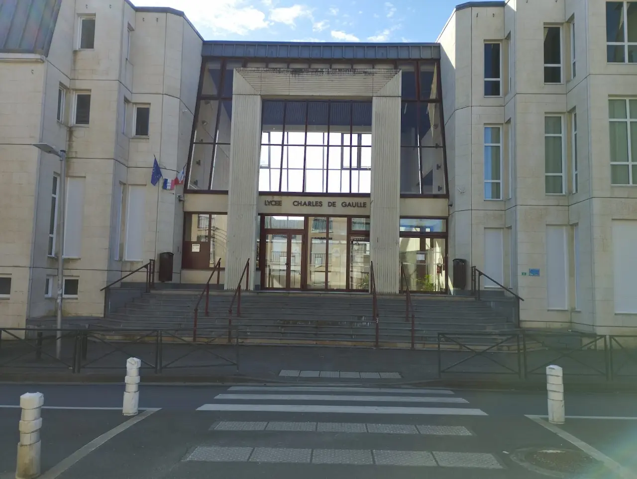 nettoyage des vitres lycee charles de gaule a caen entree du batiment exterieur