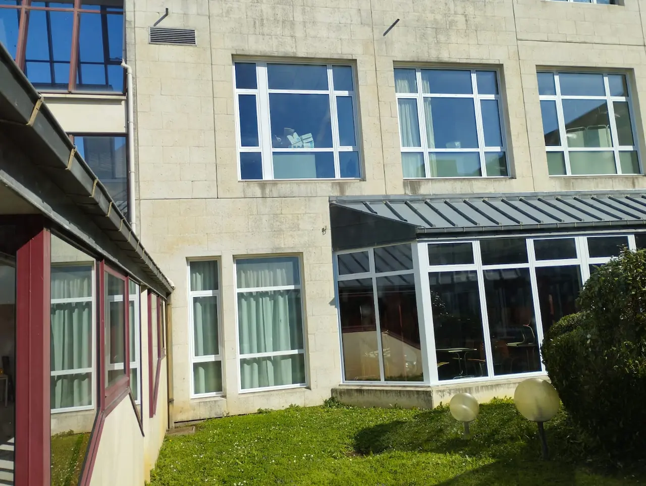 nettoyage des vitres lycee charles de gaule a caen rez de chaussee vitre de face