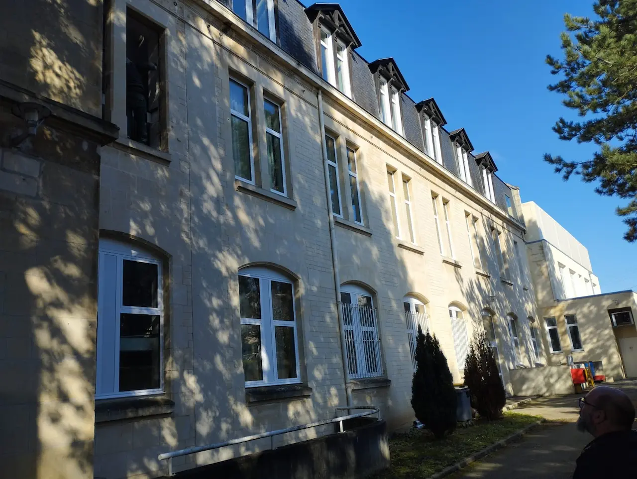 nettoyage des vitres lycee charles de gaule a caen vue cote vitres exterieures