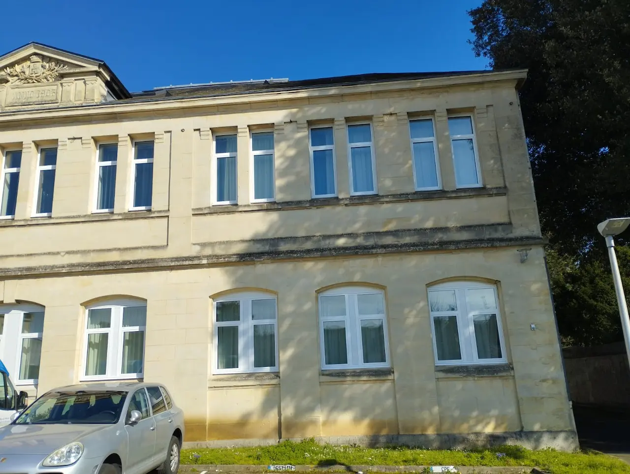 nettoyage des vitres lycee charles de gaule a caen vue de face exterieur