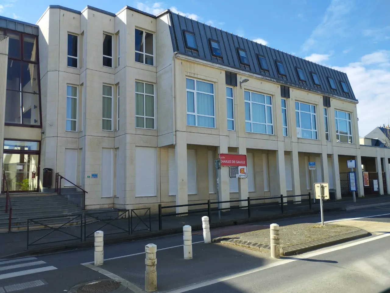 nettoyage des vitres lycee charles de gaule a caen vue exterieur de la rue