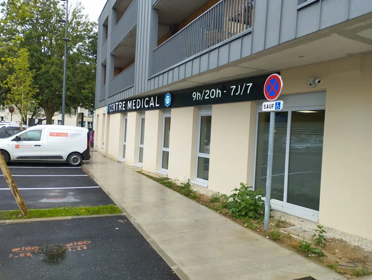 Centre médical Bayeux — entrée et abords extérieurs Entrée extérieure et abords d'un centre médical à Bayeux maintenus propres par PROCLEAN STJ