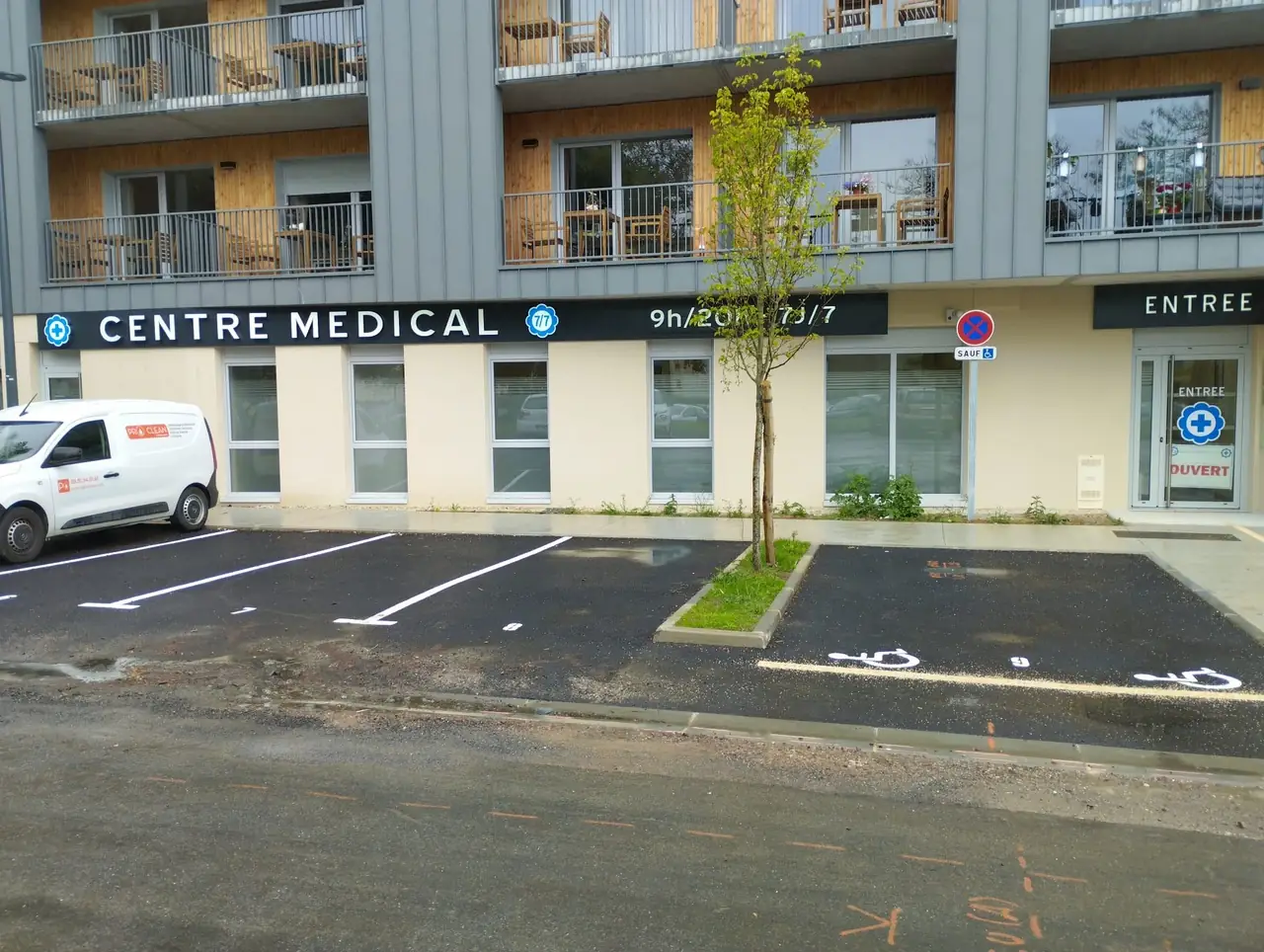 Centre médical Bayeux — façade et parking entretenus Façade et parking d'un centre médical à Bayeux entretenus régulièrement par PROCLEAN STJ