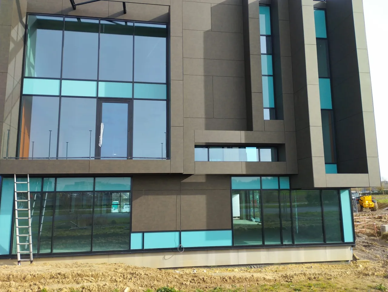 Façade vitrée d'un immeuble de bureaux à Épron nettoyée par PROCLEAN STJ