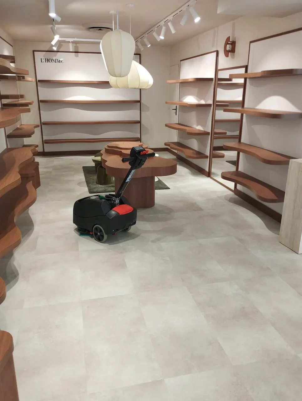 Nettoyage mécanisé du sol à l'autolaveuse dans la boutique Bocage à Caen