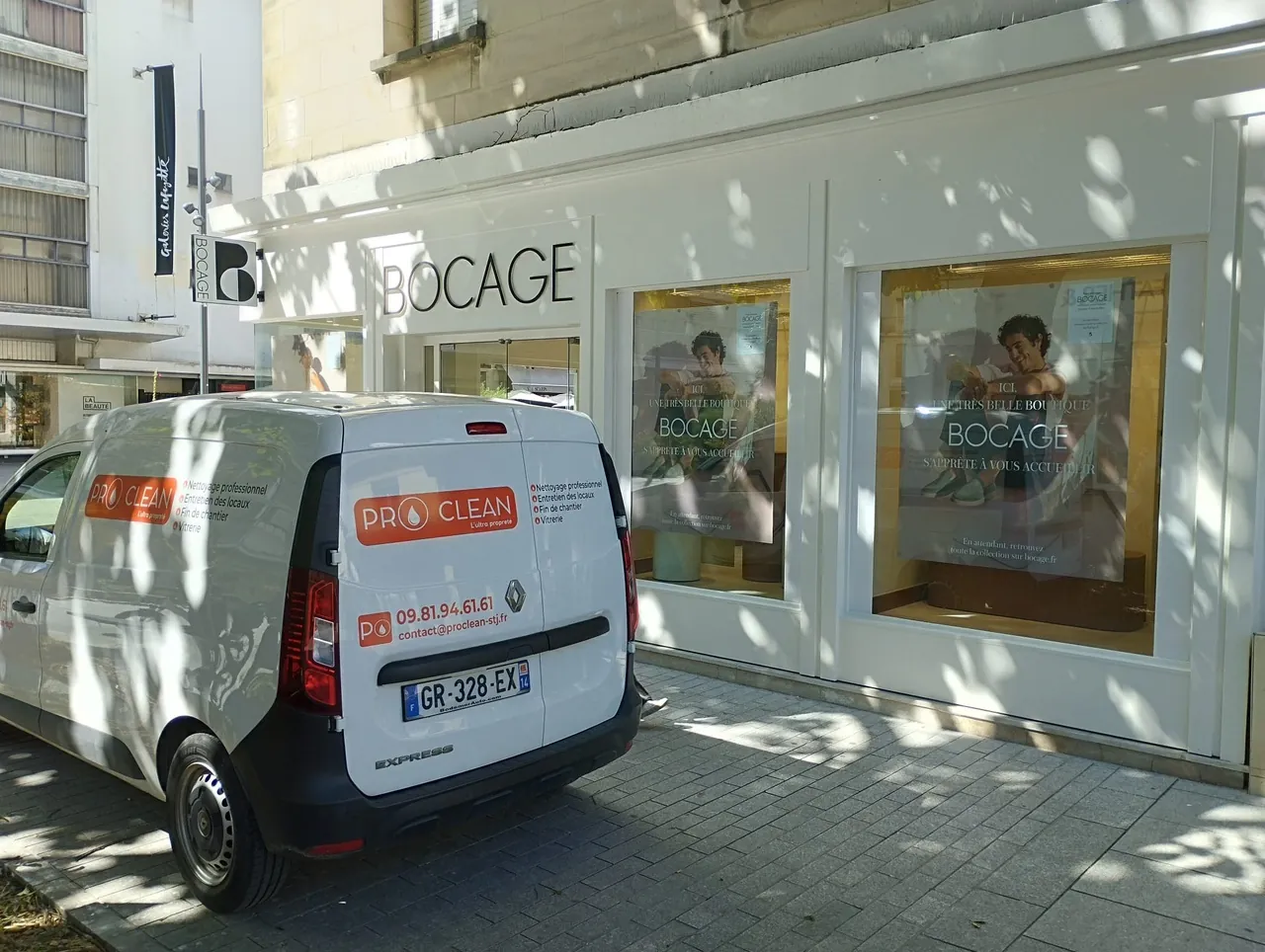 Véhicule PROCLEAN STJ devant la boutique Bocage à Caen pendant le nettoyage de fin de chantier