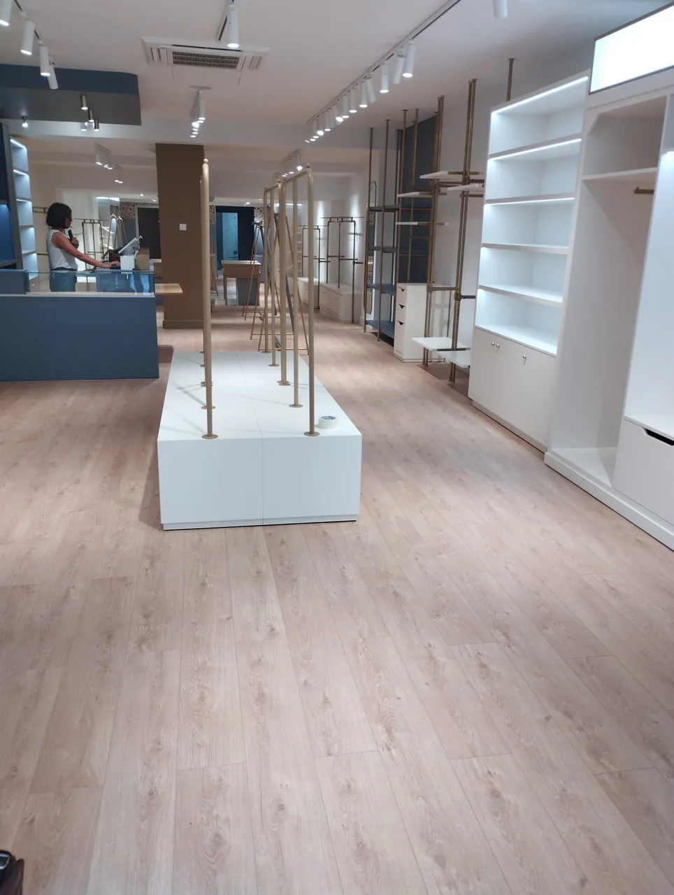 Intérieur de la boutique Cyrillus à Caen nettoyé avant l'ouverture au public