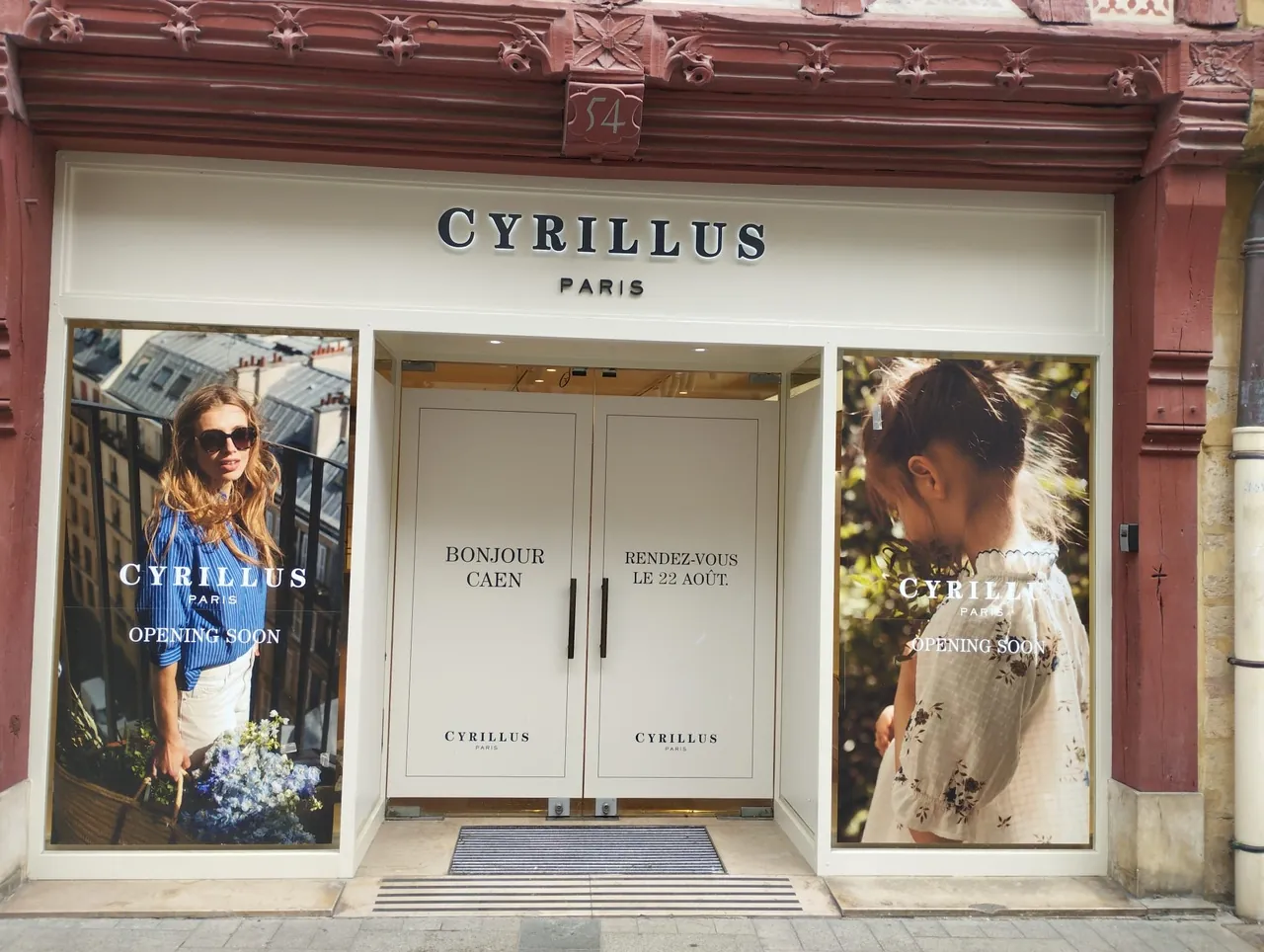 Boutique Cyrillus Caen — devanture avant ouverture Devanture de la boutique Cyrillus à Caen avant son ouverture, nettoyage de fin de chantier PROCLEAN STJ