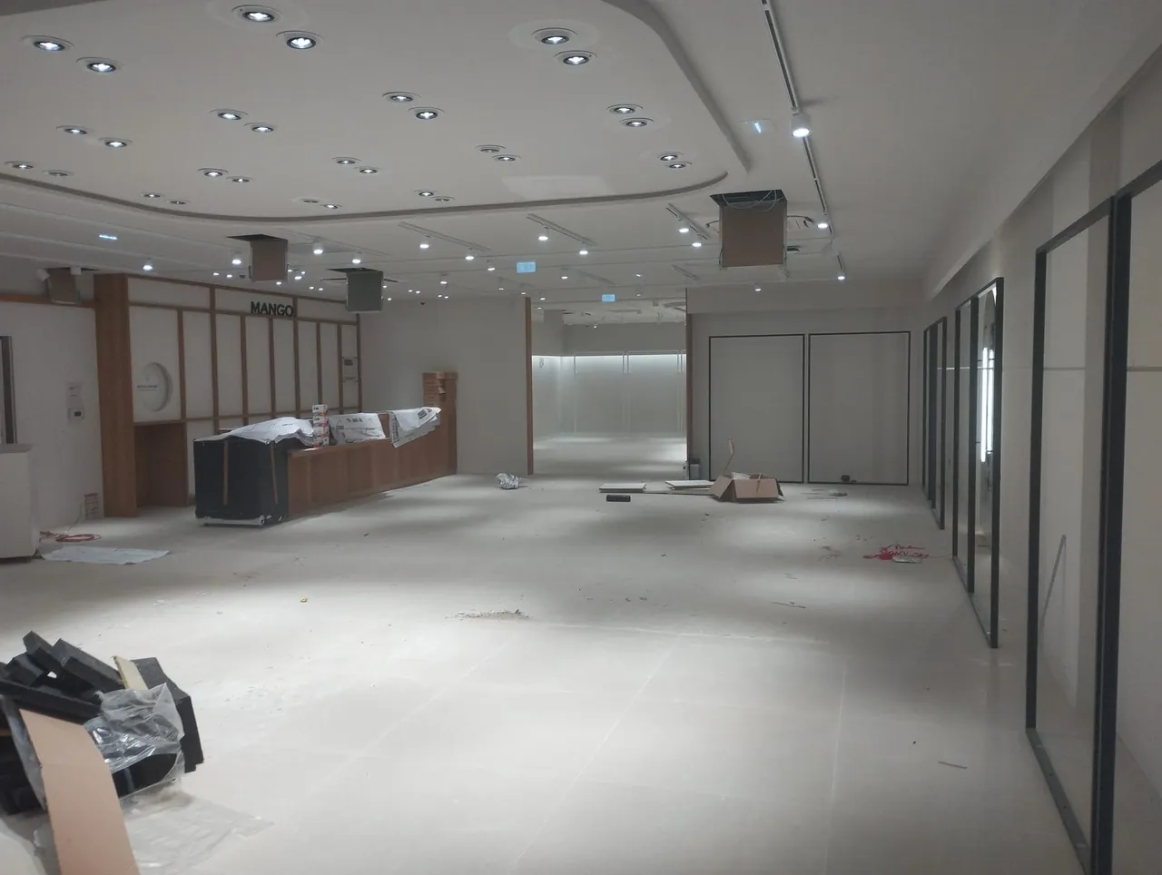 Agencement intérieur d'un magasin de prêt-à-porter à Caen nettoyé en fin de chantier