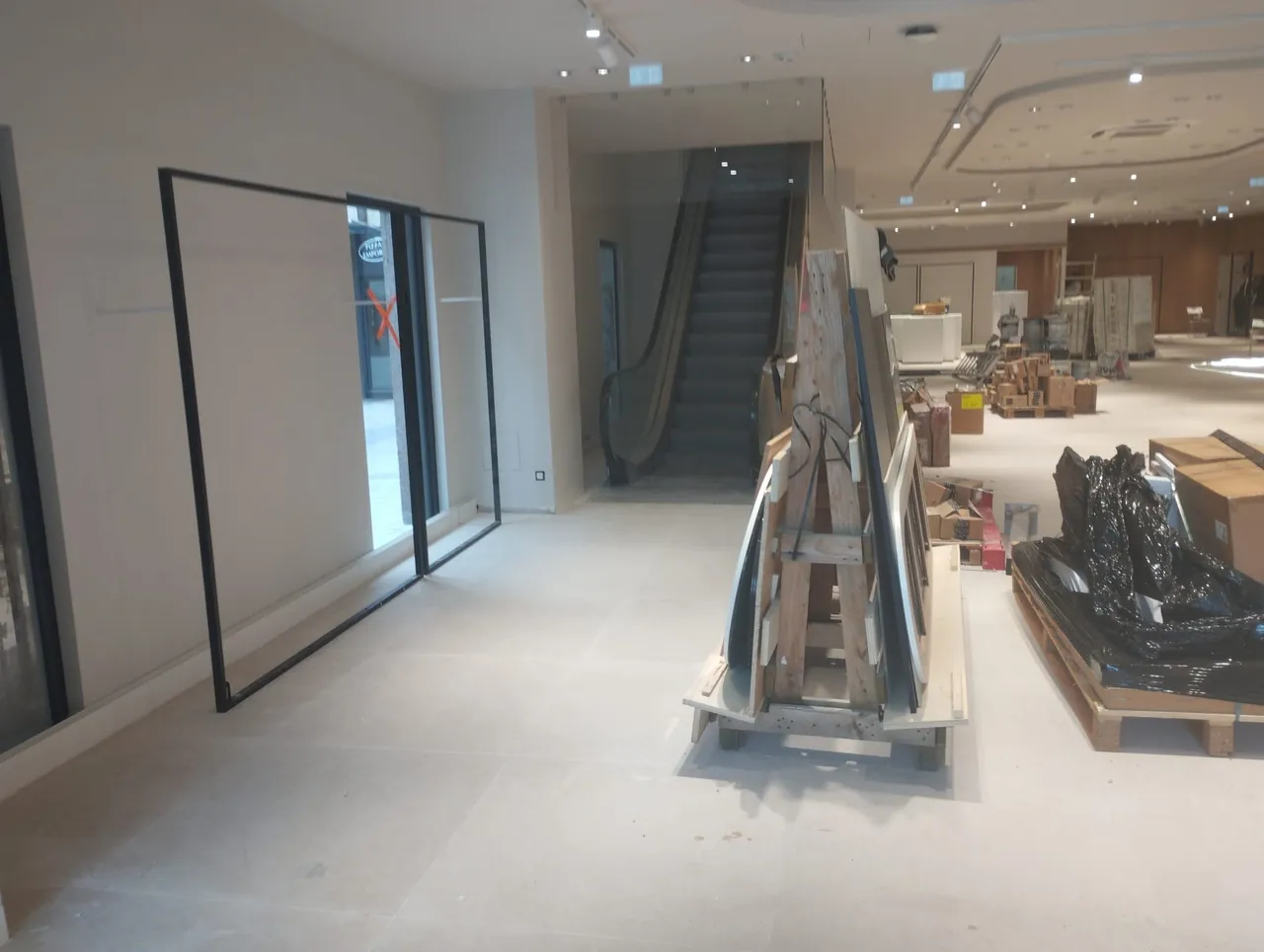 Zone de l'escalator d'un magasin de prêt-à-porter à Caen pendant le nettoyage de fin de chantier