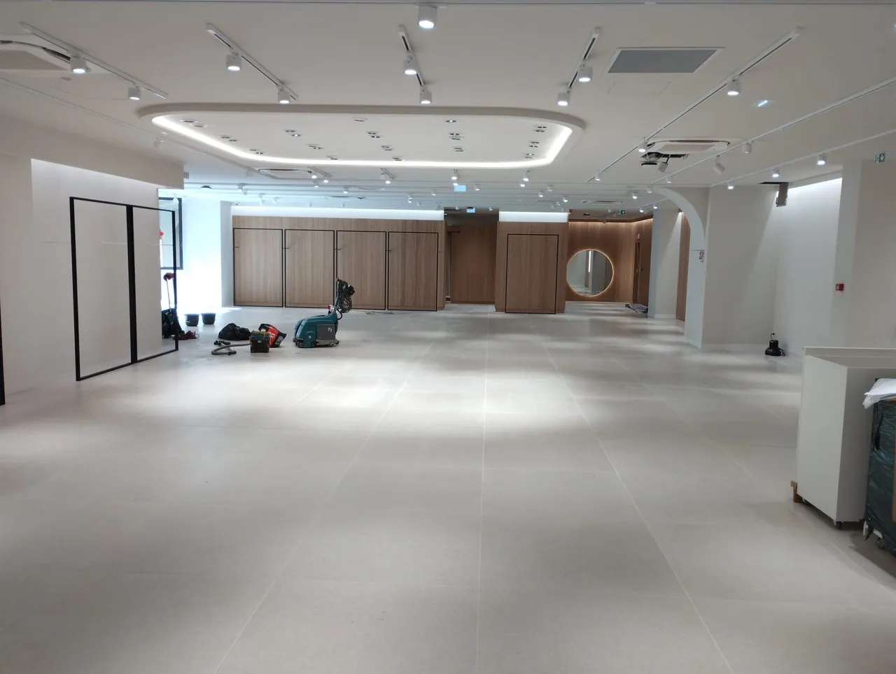 Espace de vente d'un magasin de prêt-à-porter à Caen remis en propreté avant l'ouverture