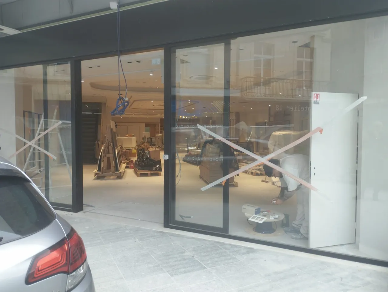 Vitrine extérieure d'un magasin de prêt-à-porter à Caen avant l'ouverture, chantier en cours
