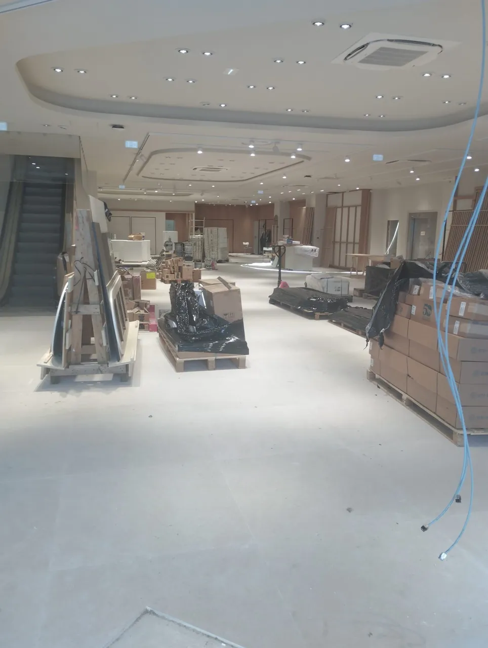 Vue intérieure d'un magasin de prêt-à-porter à Caen en fin de chantier, sols et surfaces nettoyés