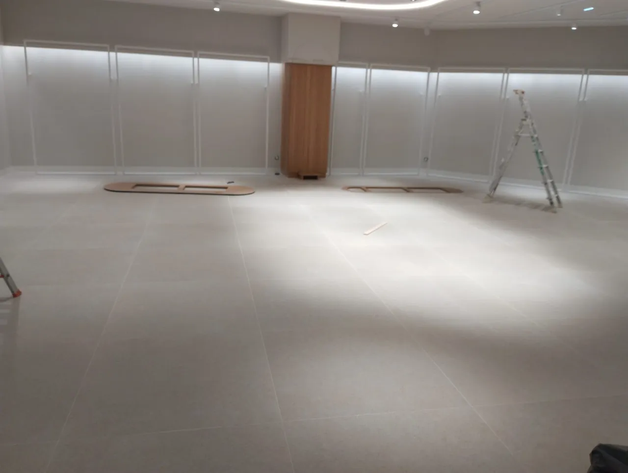 Magasin de prêt-à-porter à Caen — surface de vente nettoyée avant ouverture Surface de vente d'un magasin de prêt-à-porter à Caen après nettoyage de fin de chantier par PROCLEAN STJ