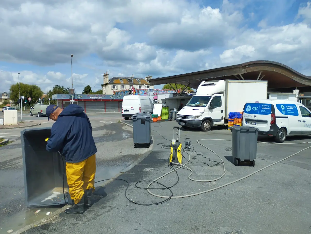 Nettoyage des sols du hall au poisson à Ouistreham (Calvados)