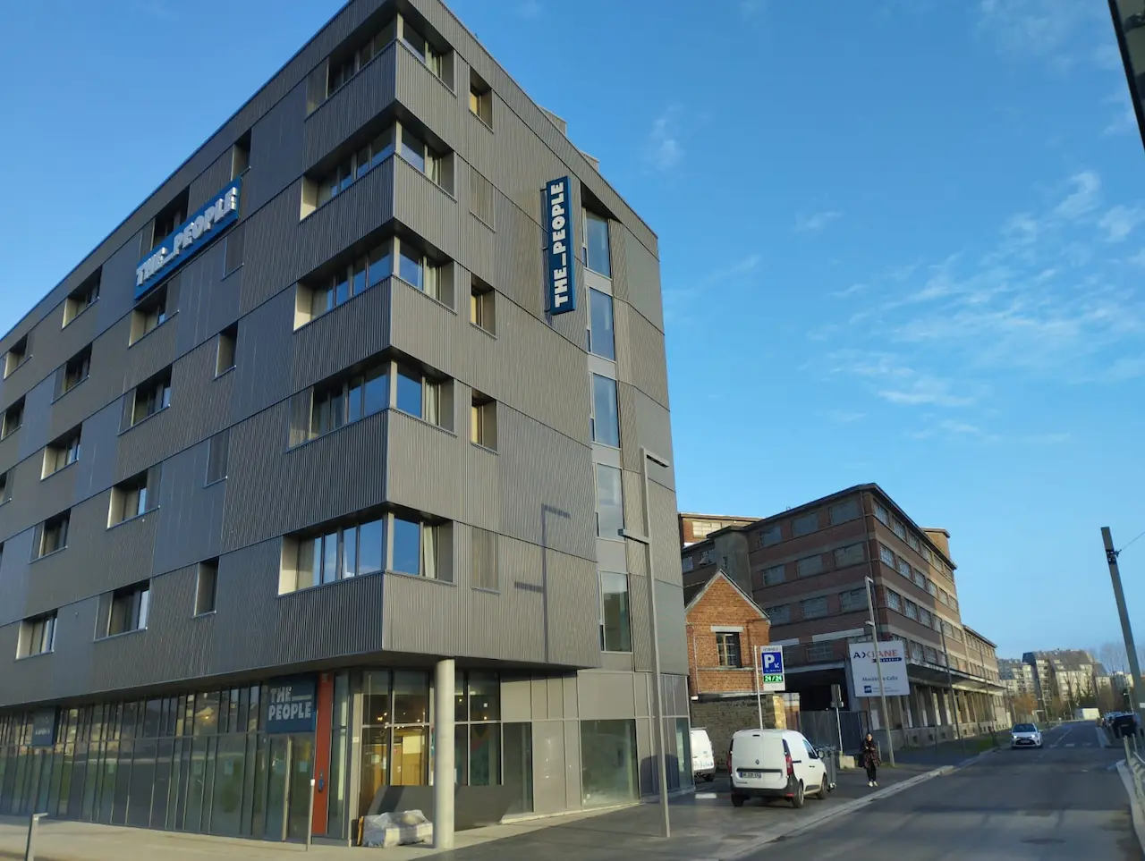 nettoyage interieur exterieur et vitres restaurant a caen presqu il the people batiment entier vue angle exterieur