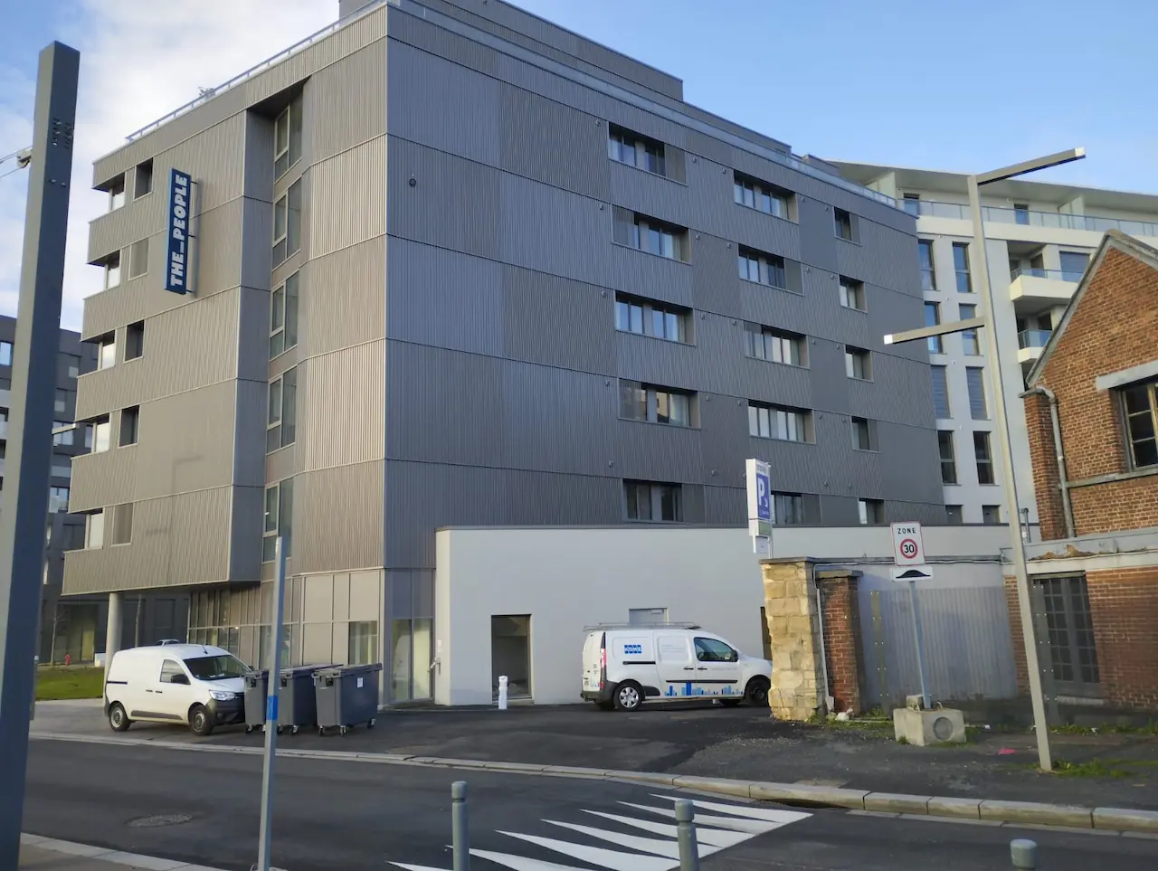 nettoyage interieur exterieur et vitres restaurant a caen presqu il the people batiment vue arriere de loin