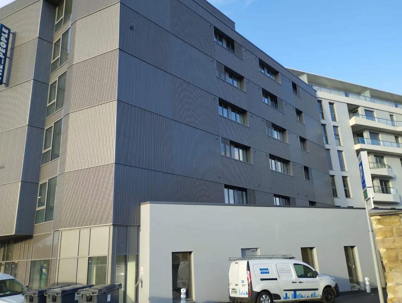 nettoyage interieur exterieur et vitres restaurant a caen presqu il the people batiment vue arriere