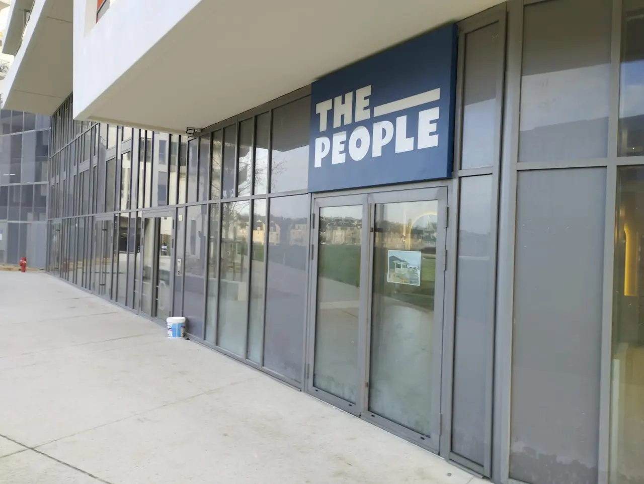 nettoyage interieur exterieur et vitres restaurant a caen presqu il the people logo facade exterieur