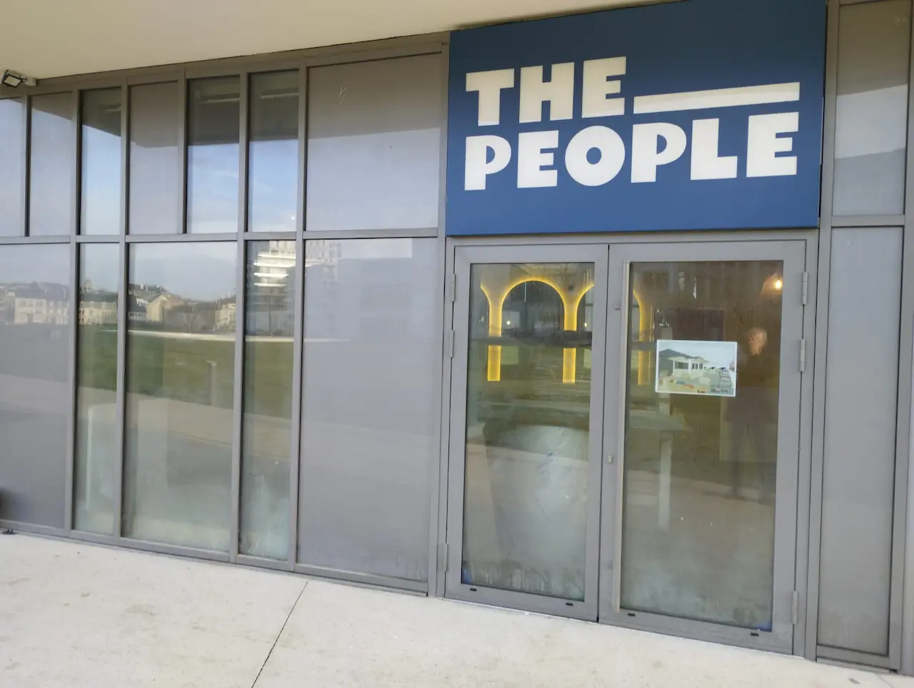 nettoyage interieur exterieur et vitres restaurant a caen presqu il the people logo facade exterieure vue de face