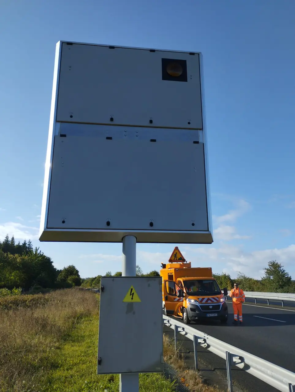 nettoyage panneaux d autoroute a falaise 4