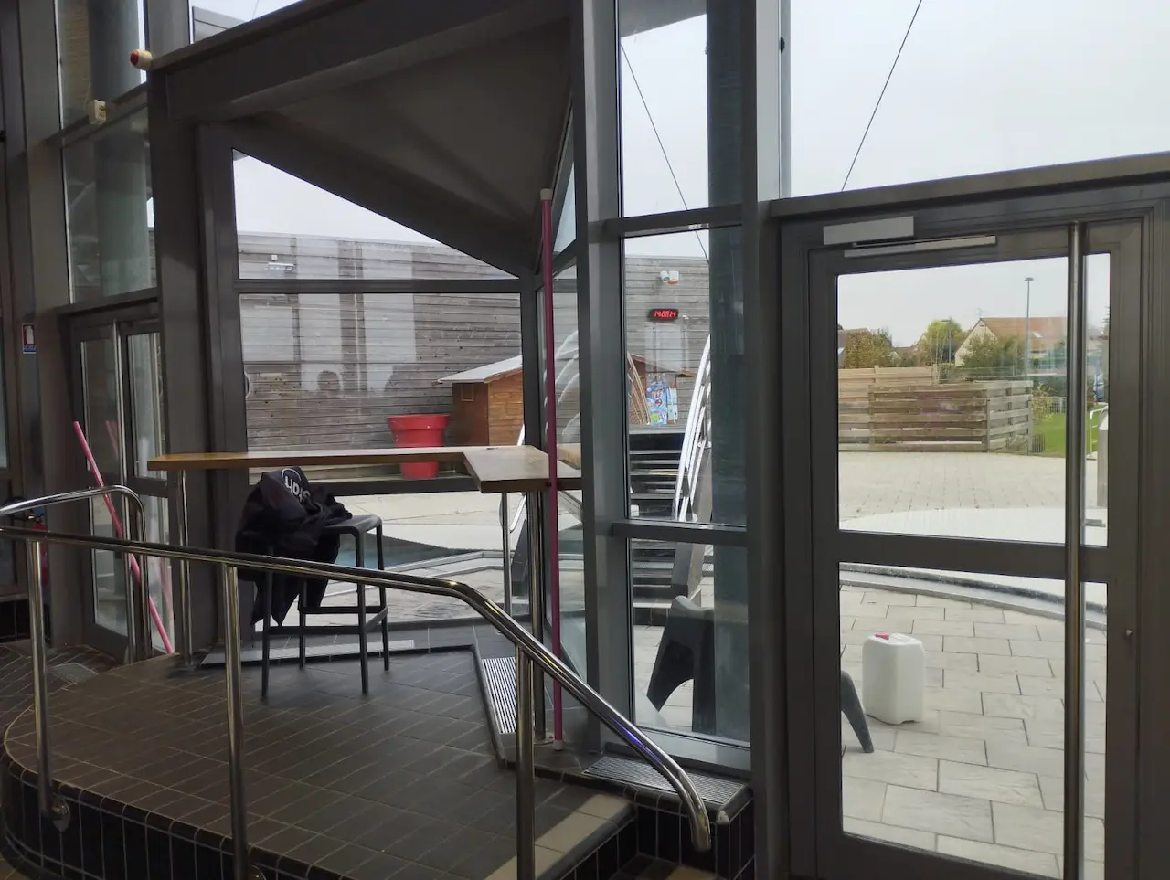 nettoyage piscine a saint pierre en auge hall accueil interieur