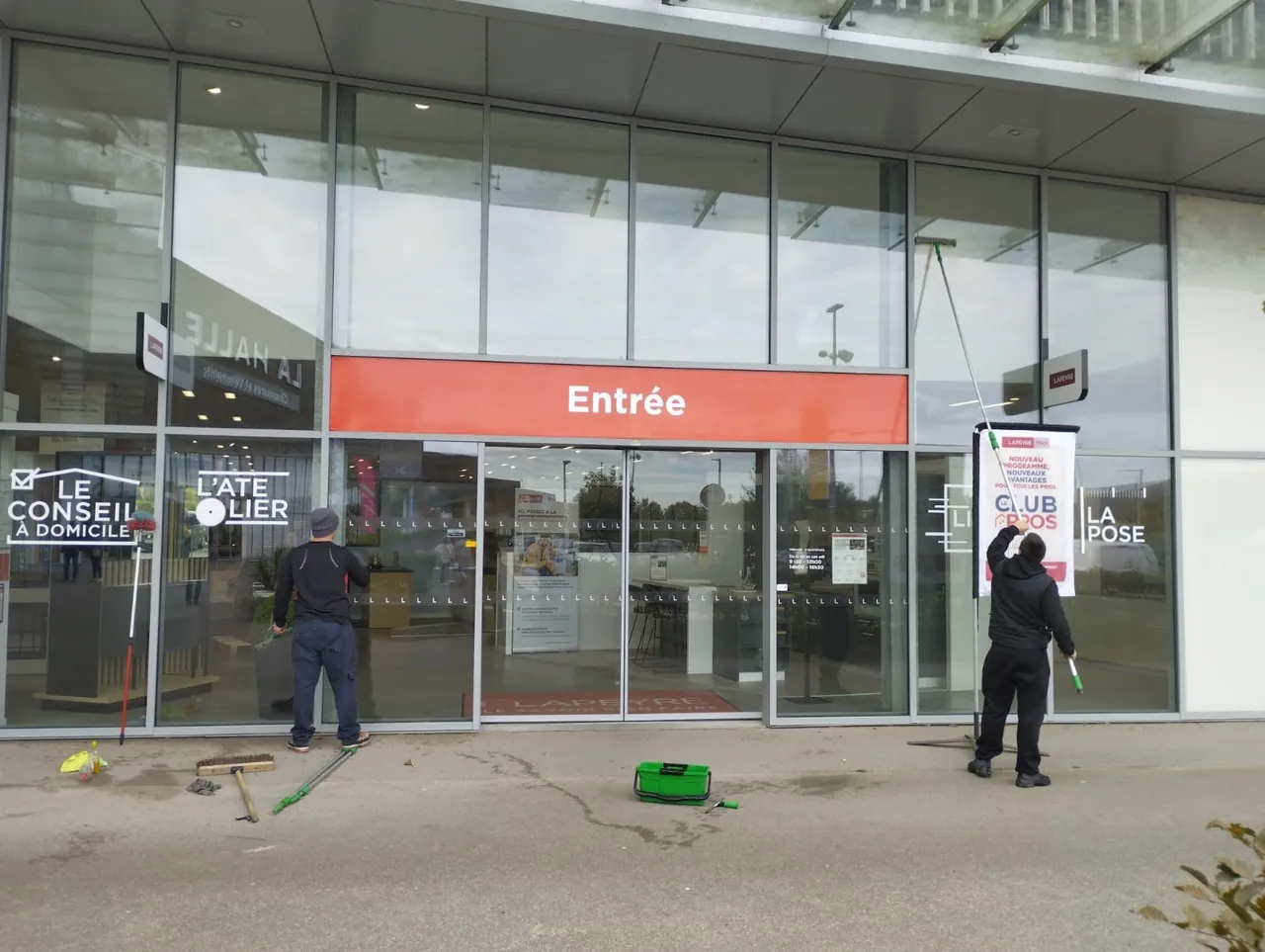 Équipe PROCLEAN STJ en intervention sur les surfaces vitrées du magasin Lapeyre à Mondeville