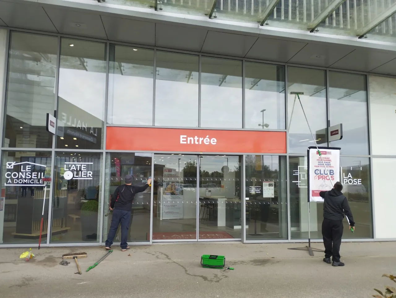 Façade vitrée et entrée du magasin Lapeyre à Mondeville pendant le nettoyage des vitres